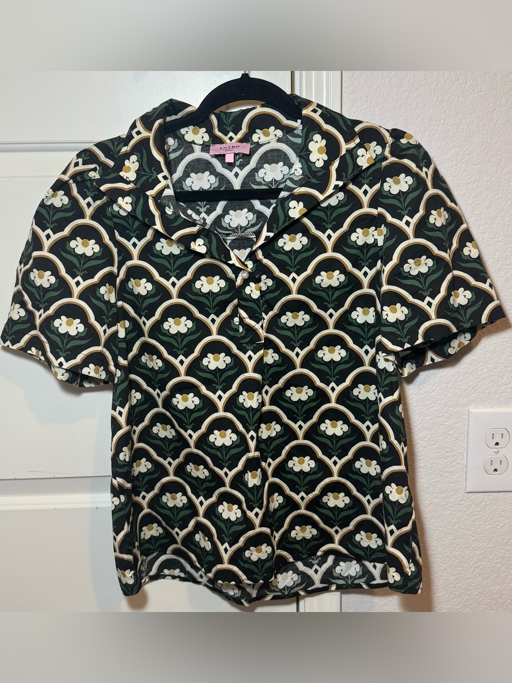 Entro Dark Floral Pearl Top| Womens Size Small|